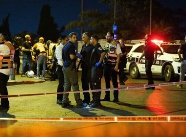 Israeli security forces at the scene of a terror shooting attack outside Jerusalem's Old City, August 14, 2022. (Yonatan Sindel/Flash90)