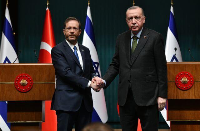 Turkish President Recep Tayyip Erdoğan welcomes Israeli President Isaac Herzog at the Presidential Complex in Ankara, March 9, 2022 (Photo: Haim Zach/GPO)
