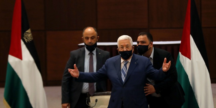 Palestinian Authority President Mahmoud Abbas gestures during a meeting, in the West Bank city of Ramallah, Aug. 18, 2020. Photo: Reuters / Mohamad Torokman / Pool.