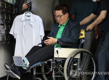 Former National Intelligence Service Director Park Jie-won leaves his home in western Seoul on Aug. 16, 2022 after prosecutors conducted a raid in relation to an ongoing probe into the previous administration's handling of the death of a fisheries official at the hands of North Korea in 2020. (Yonhap)
