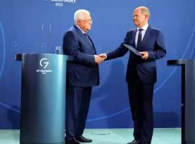 Palestinian Authority President Mahmoud Abbas shakes hands with German Chancellor Olaf Scholz at a joint news conference in Berlin. Photo: Reuters/Lisi Niesner