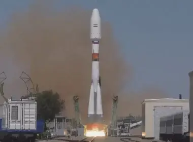 A Soyuz-2.1b rocket booster with the Iranian satellite "Khayyam" blasts off from the launchpad at the Baikonur Cosmodrome, Kazakhstan August 9, 2022, in this still image taken from video. (Photo: Roscosmos/Handout via REUTERS)