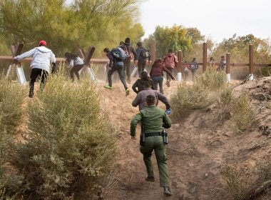 Agentes de la Patrulla Fronteriza persiguen a migrantes | Custom Border Protection