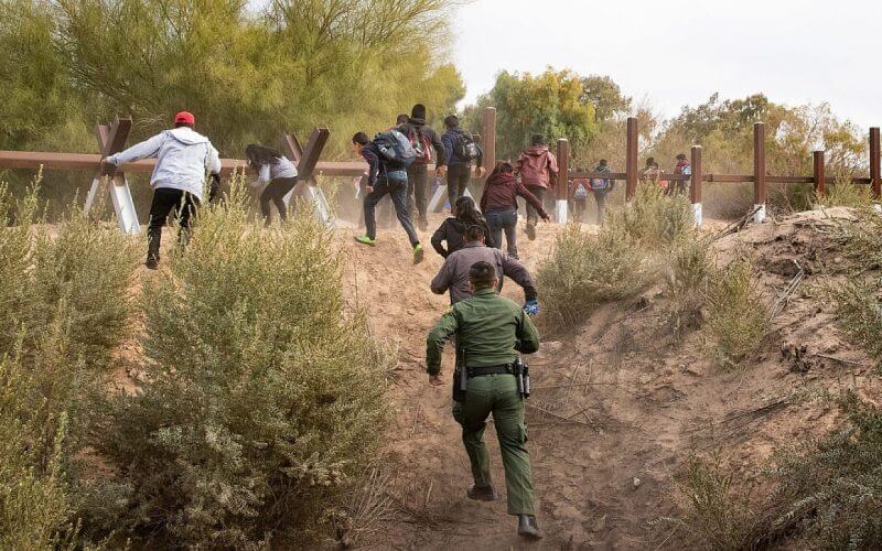 Agentes de la Patrulla Fronteriza persiguen a migrantes | Custom Border Protection