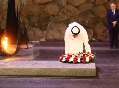 UAE Foreign Minister Sheikh Abdullah bin Zayed Al Nahyan visits the Yad Vashem Holocaust memorial and museum in Jerusalem, September 15, 2022. (Yad Vashem/Miri Shimonovich)