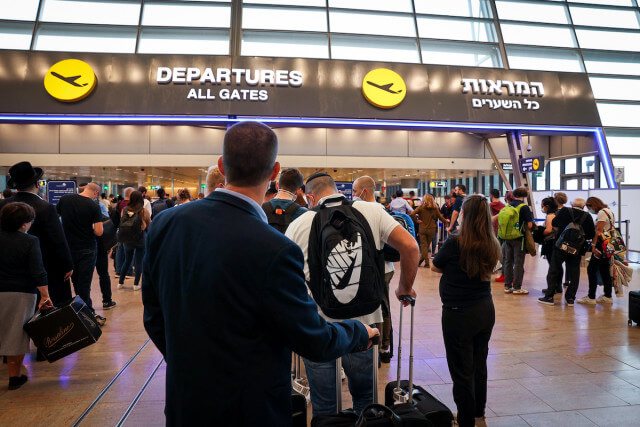 Passengers at Ben Gurion International Airport on October 31, 2021. (Photo: Nati Shohat/Flash90)