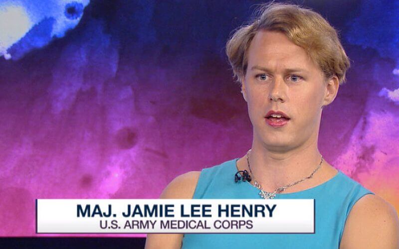 La comandante Jamie Lee Henry es la primera oficial transgénero en el Ejército de EEUU | MSNBC