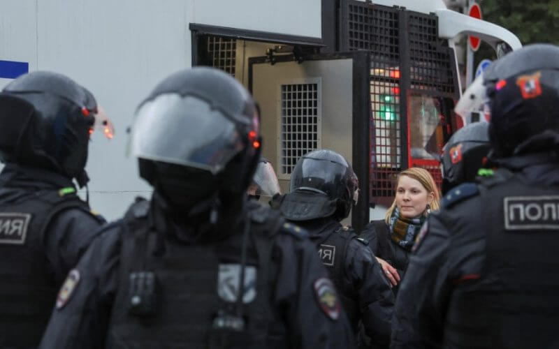 Russian law enforcement officers surround a person during a rally, after opposition activists called for street protests against the mobilization of reservists ordered by President Vladimir Putin, in Moscow, Sept. 24, 2022. voanews.com