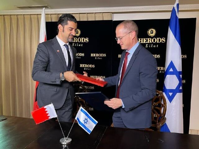 Israeli Minister of Agriculture Oded Forer and his Bahraini counterpart, Wael Bin Nasser Al Mubarak, sign a declaration of agricultural cooperation in Eilat, Israel, Oct. 20, 2022 (Photo: Rotem Lahav)