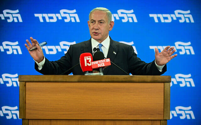 Likud party chief Benjamin Netanyahu speaks to the media in Tel Aviv, October 3, 2022. (Avshalom Sassoni/Flash90)
