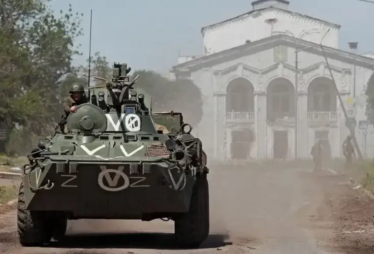 A service member of pro-Russian troops rides on top of an armoured personnel carrier during Ukraine-Russia conflict in the town of Popasna in the Luhansk Region, Ukraine June 2, 2022. REUTERS / ALEXANDER ERMOCHENKO