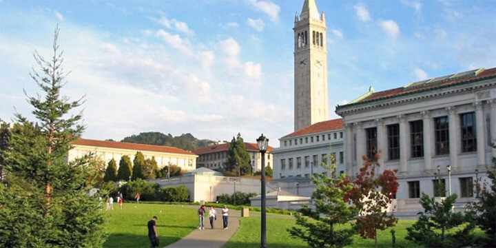 Memorial Glade and Sather Tower on the campus of the University of California, Berkeley. Photo: Gku.
