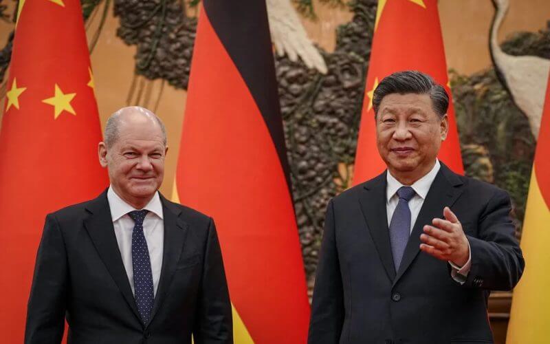 Chinese President Xi Jinping (R) welcomes German Chancelor Olaf Scholz at the Grand Hall in Beijing on November 4, 2022 | Pool photo by Kay Nietfeld via Getty Images