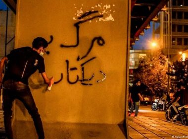 An Iranian protester writes "Death to the dictator!" on a wall in Tehran. Image: SalamPix/ABACA/picture alliance