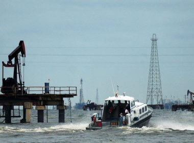 A boat with workers is seen at an oil field at Venezuela's western Maracaibo lake November 5, 2007. REUTERS