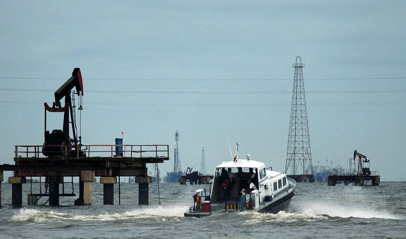 A boat with workers is seen at an oil field at Venezuela's western Maracaibo lake November 5, 2007. REUTERS