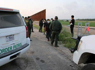 Border Patrol agents arrest a group of Mexican men and a Central American couple | Shutterstock