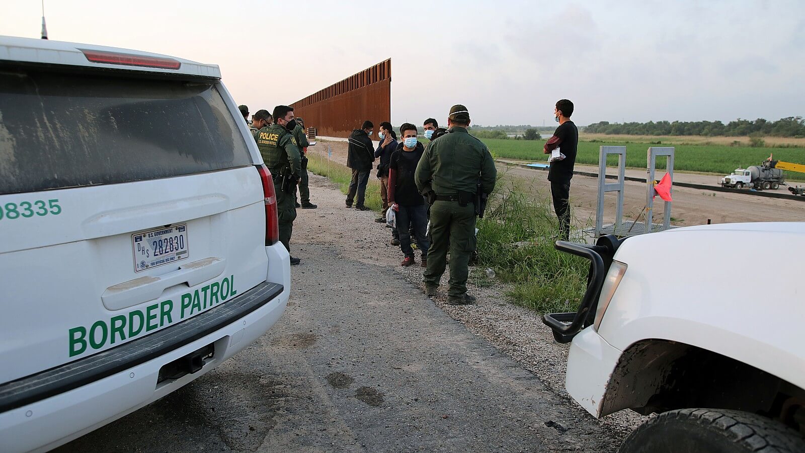 Border Patrol agents arrest a group of Mexican men and a Central American couple | Shutterstock