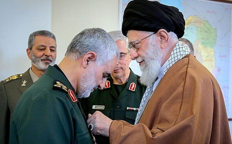 Quds Force commander Qassem Soleimani receives a medal from Iranian Supreme Leader Ayatollah Ali Khamenei. Source: Wikimedia Commons.