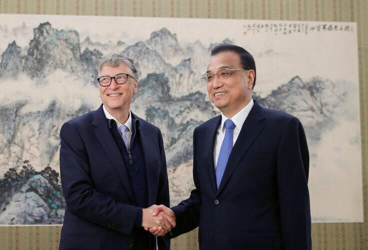 Microsoft cofounder Bill Gates and Chinese premier Li Keqiang in 2017 (Thomas Peter/AFP via Getty Images)