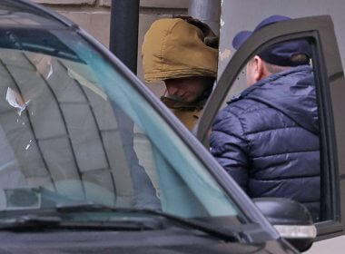 Evan Gershkovich leaves a court building in Moscow. news.sky.com