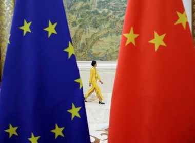 Photo d'archives: Une femme passe devant les drapeaux de l'UE et de la Chine avant le dialogue économique de haut niveau entre l'UE et la Chine au Diaoyutai State Guesthouse à Pékin, en Chine. /Photo prise le 25 juin 2018/REUTERS/Jason Lee