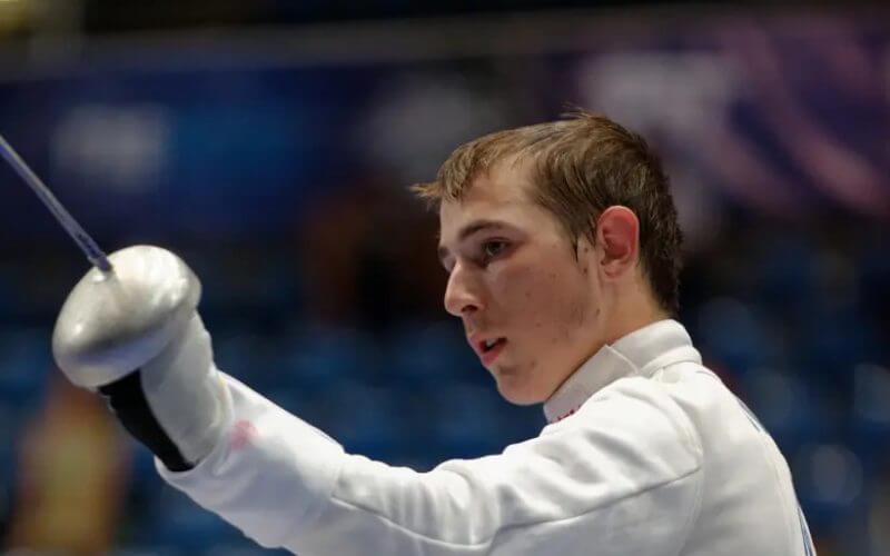 Israel's Yuval Shalom Freilich salutes during his bout against Ivan Trevejo from France in the table of 64 of the men's épée event in the 2013 World Fencing Championships 2013 at Syma Hall in Budapest, 8 August 2013. (photo credit: MARIE-LAN NGUYEN / WIKIMEDIA COMMONS)