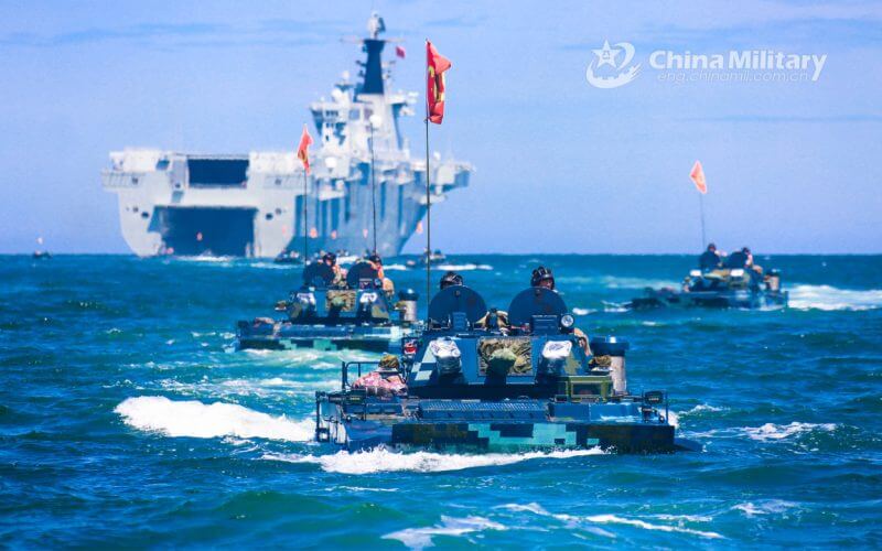 Amphibious armored vehicles attached to a brigade of the PLA Navy's Marine Corps make their way to the beach-head during a maritime offense and defense training exercise recently. Photo:China Military