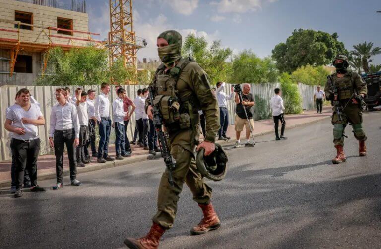 Police at the scene of a terror attack in Ma’aleh Adumim, August 1, 2023 (credit: Chaim Goldberg/Flash90)