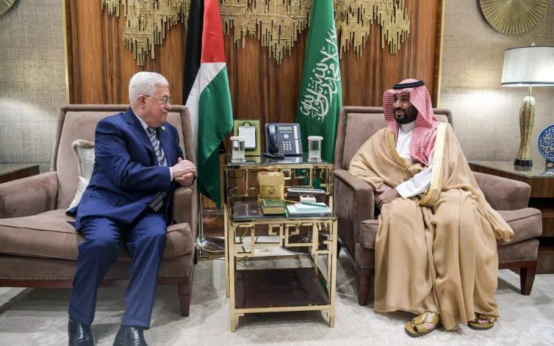 Saudi Crown Prince Mohammed bin Salman (R) meeting with Palestinian Authority president Mahmoud Abbas in the Saudi capital Riyadh. Thaer GHANAIM / PPO / AFP