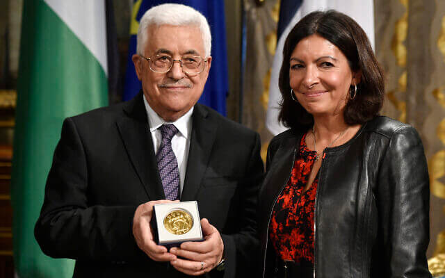 Palestinian Authority president Mahmoud Abbas (L) poses next Mayor of Paris Anne Hidalgo after receiving the Grand Vermeil medal during a ceremony marking the International Day of Peace on September 21, 2015 at City Hall, Paris, France (DOMINIQUE FAGET/AFP)