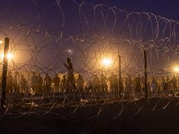 Migrants cross the southern border in El Paso, Texas. (Photo: John Moore/Getty Images)