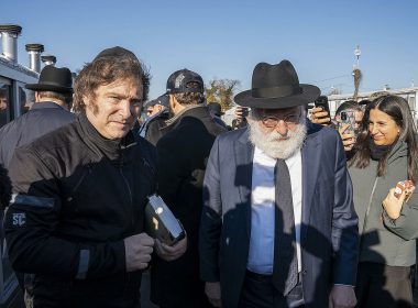 Javier Milei (i), visita tumbas de rabinos hoy en el cementerio judío de Montefiore en Springfield Gardens en Queens, Nueva York (EEUU) | EFE