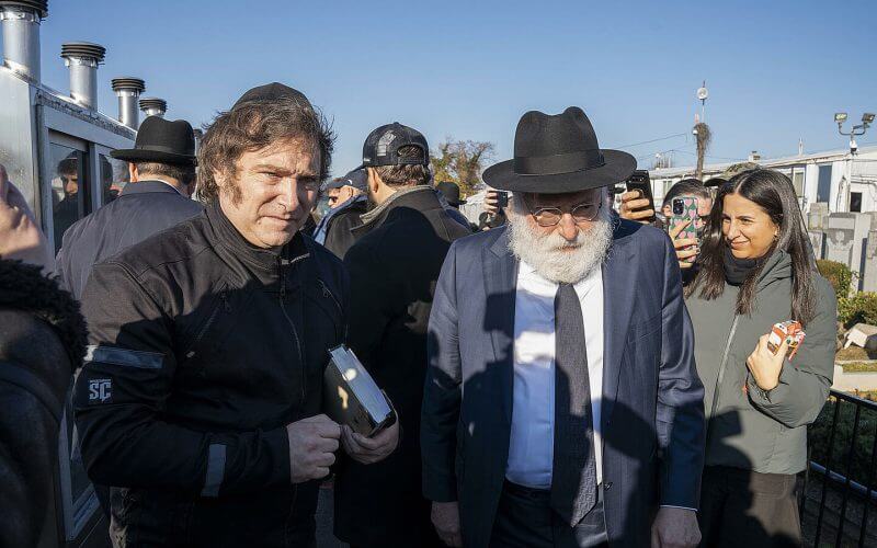 Javier Milei (i), visita tumbas de rabinos hoy en el cementerio judío de Montefiore en Springfield Gardens en Queens, Nueva York (EEUU) | EFE