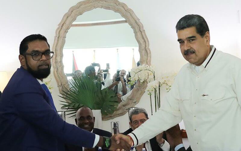 Guyanese President Irfan Ali and Venezuelan dictator Nicolas Maduro shake hands in agreement over contested region | EFE