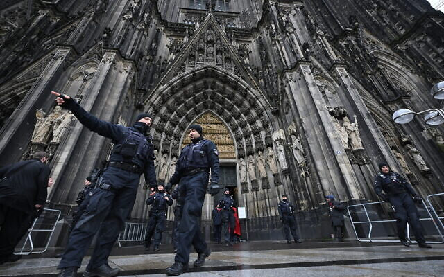 Policemen stand in front of the Cologne Cathedral on December 24, 2023. AFP
