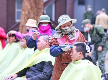 New conscripts get their heads shaved at Chenggong Ling military training camp in Taichung yesterday. CNA