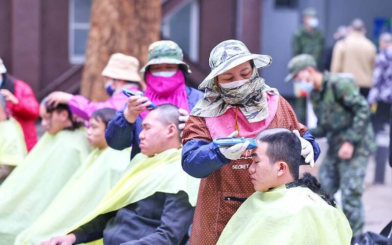 New conscripts get their heads shaved at Chenggong Ling military training camp in Taichung yesterday. CNA