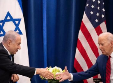 U.S. President Joe Biden (R) shakes hands with Israeli Prime Minister Benjamin Netanyahu on September 20, 2023. newsweek.com