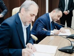 National Iranian Gas Company CEO Majid Chegeni (left) and Iraq's Ministry of Electricity Ziad Ali Fadhel signing a five-year barter deal in Baghdad on March 27, 2024. iranintl.com