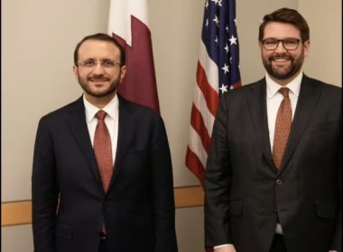 Majed al-Ansari (L) with the State Department's Bill Russo (R). Qatar News Agency