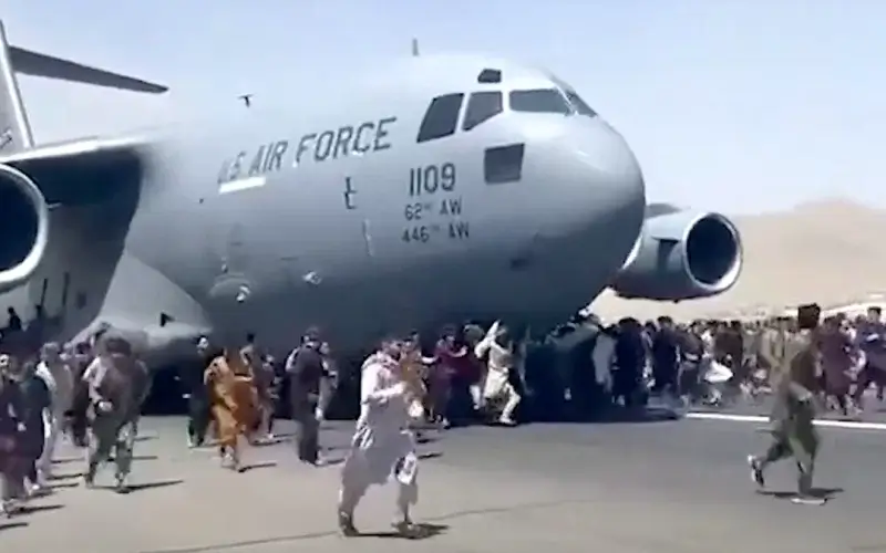 Afghans run alongside a C-17 Globemaster III transport aircraft at Hamid Karzai International Airport in Kabul on August 16, 2021. twitter.com