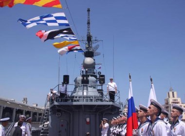 Cuban solders welcome Russian warships docked in the Havana. facebook.com