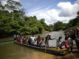 Cientos de migrantes cada día cruzan la selva del Darién para llegar a EE.UU. EFE