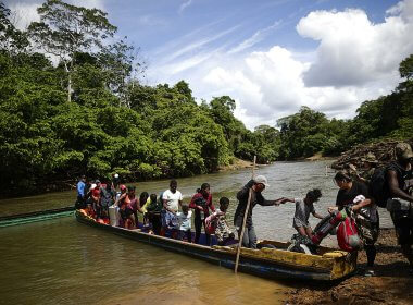 Cientos de migrantes cada día cruzan la selva del Darién para llegar a EE.UU. EFE