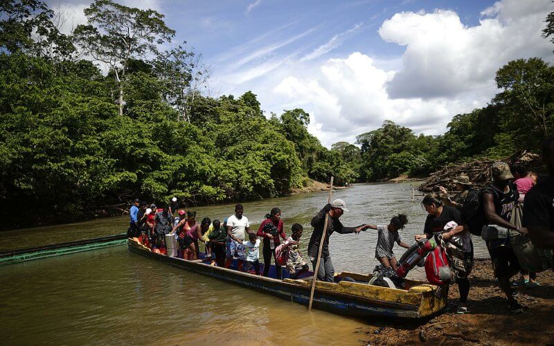 Cientos de migrantes cada día cruzan la selva del Darién para llegar a EE.UU. EFE