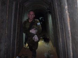 IDF Spokesperson Daniel Hagari in a tunnel where six Israeli hostages were murdered. IDF