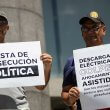 Personas sostienen carteles durante una manifestación frente a la sede de la ONU en Caracas (Venezuela). | EFE/ Ronald Peña R.