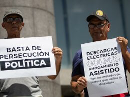 Personas sostienen carteles durante una manifestación frente a la sede de la ONU en Caracas (Venezuela). | EFE/ Ronald Peña R.