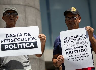 Personas sostienen carteles durante una manifestación frente a la sede de la ONU en Caracas (Venezuela). | EFE/ Ronald Peña R.